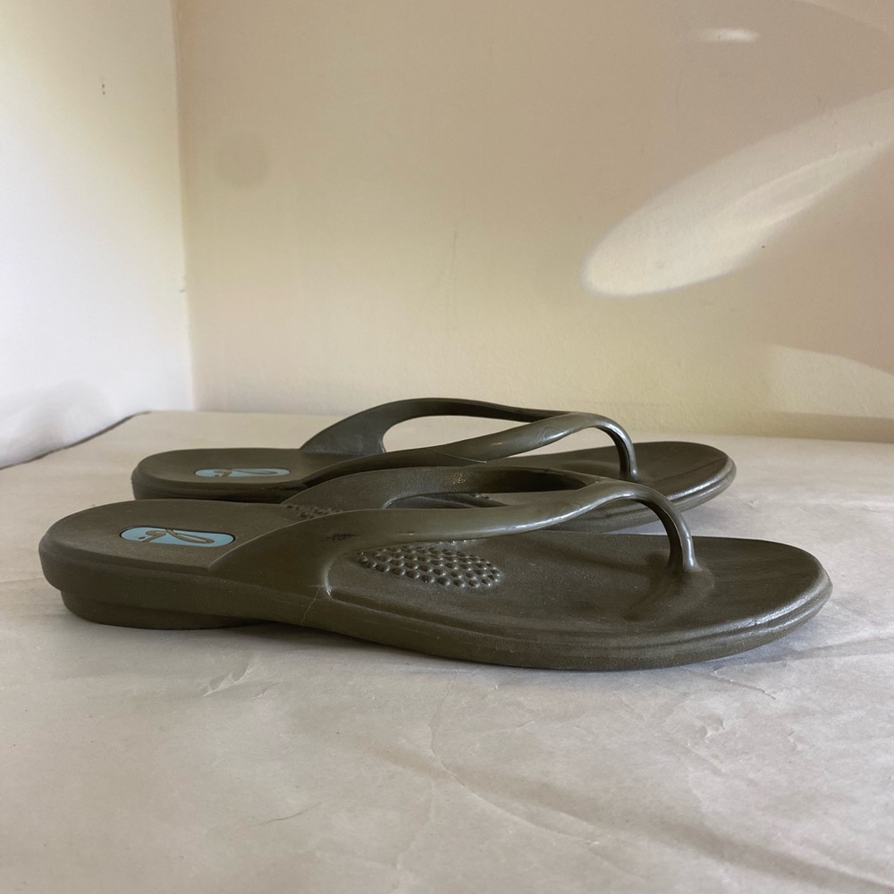 OKA-B Olive Green Flip Flops Size Medium comfort walking shoes 6.5 - 7.5